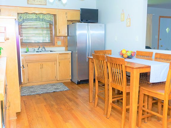 3rd image of 2216 Tamarack Dr