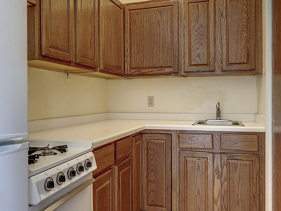 2nd image of 627 E Franklin Ave #302
