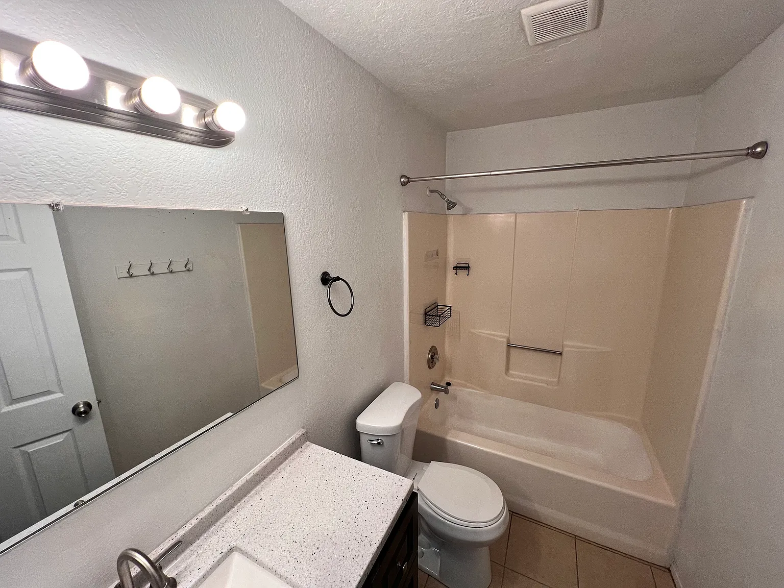 2 bed, 903 sqft, $1,600 — Photo 3