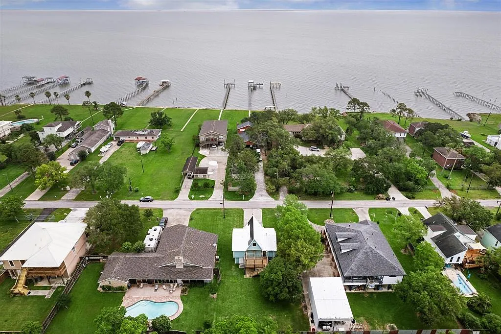 2521 Cliff Dr — Photo 2