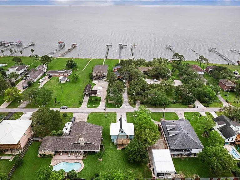 2521 Cliff Dr — Photo 2