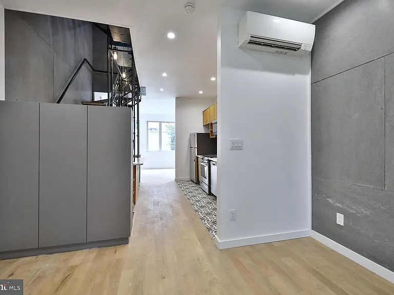 725 S 6th St — Photo 3