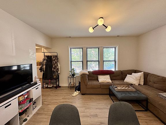 3rd image of 1643 W Cornelia Ave #1