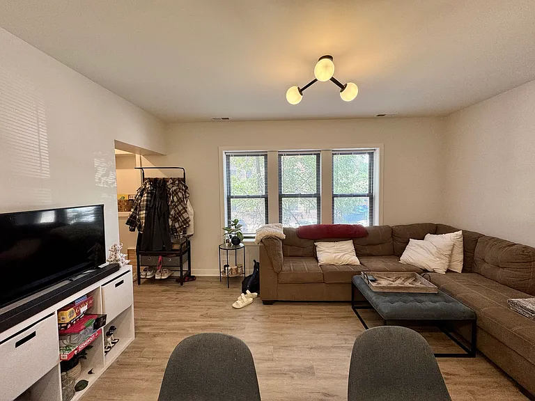 1643 W Cornelia Ave #1 — Photo 5