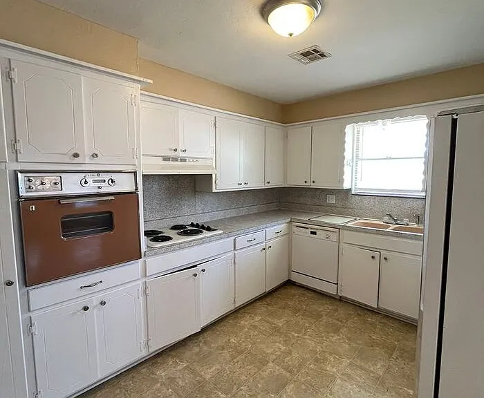 3617 1/2 N Drexel Blvd — Photo 8