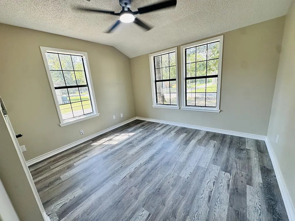 1027 Jefferson St — Photo 3