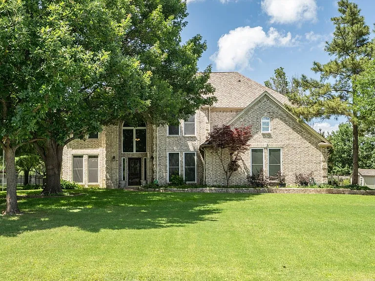 3933 Bordeaux Cir — Photo 1