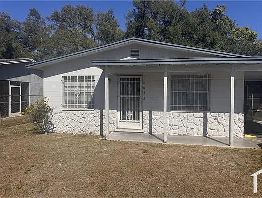 3 bed, 1050 sqft, $1,900 — Photo 1
