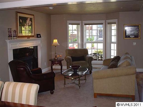 Formal Living Room Off Entry