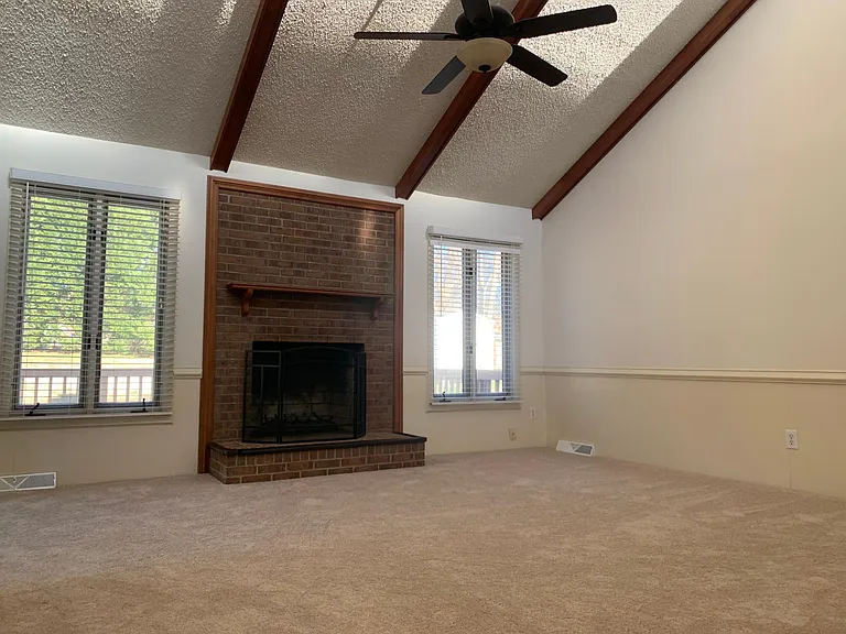 921 Glenshannon Rd — Photo 9