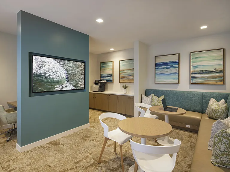 Las Flores Apartment Homes — Photo 11