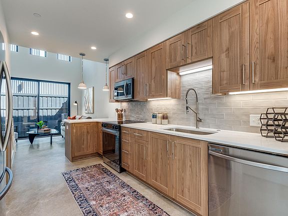 4th image of 2702 N Carroll Ave #102