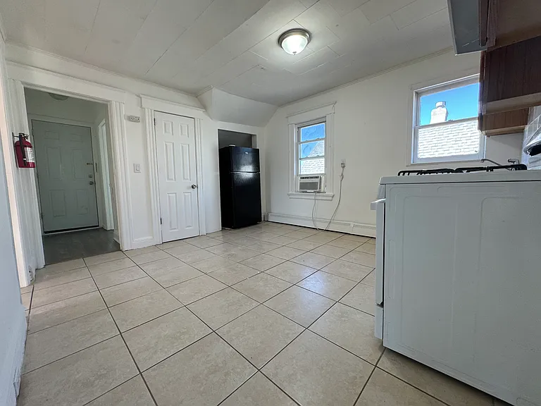 82 E 18th St #3 — Photo 7