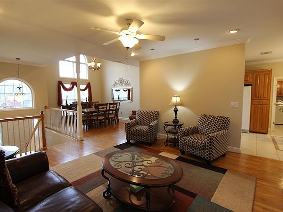 3rd image of 200 Creekview Ln