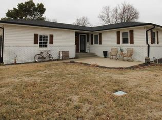542 Crestwood Rd, Salina, KS 67401