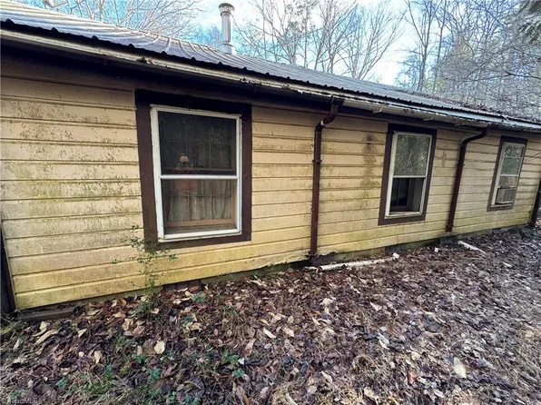 690 Annie Sophia Ln, Roaring River, NC 28669