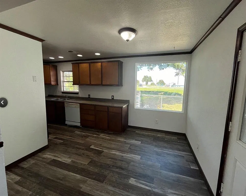 2 bed, 1.0 bath, 1056 sqft, $1,195 — Photo 2