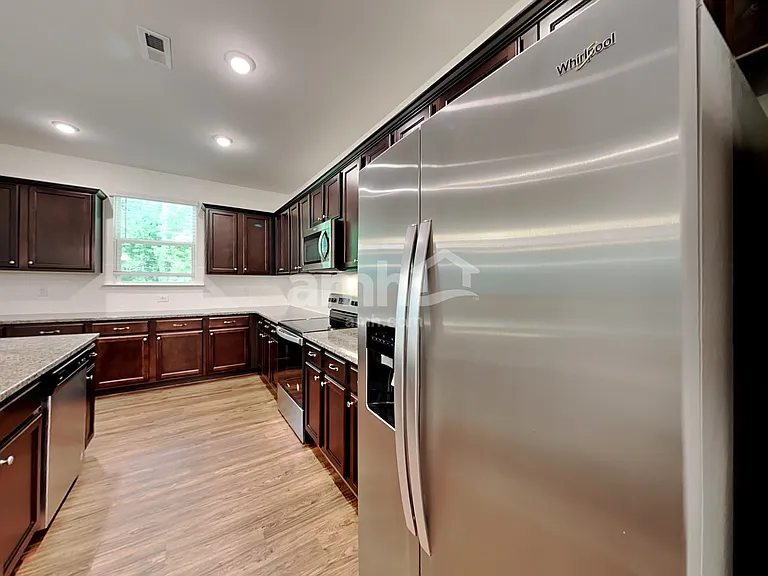 208 Gregory Dr — Photo 3