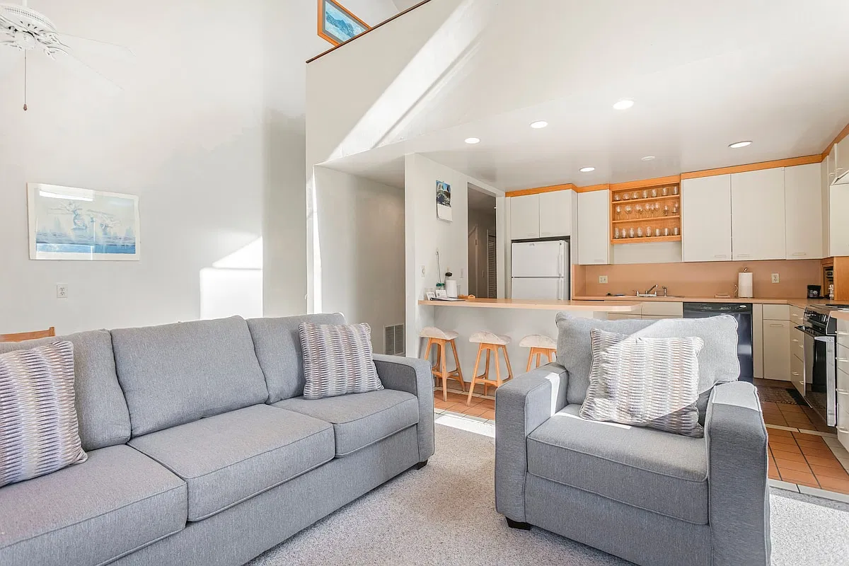 3 bed, 2.5 bath, 1349 sqft, $5,300 — Photo 2