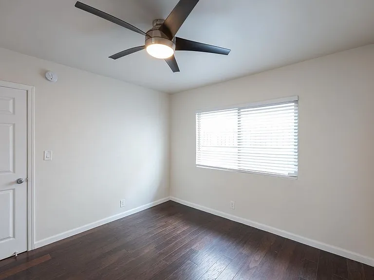 1222 W 39th St #6 — Photo 11