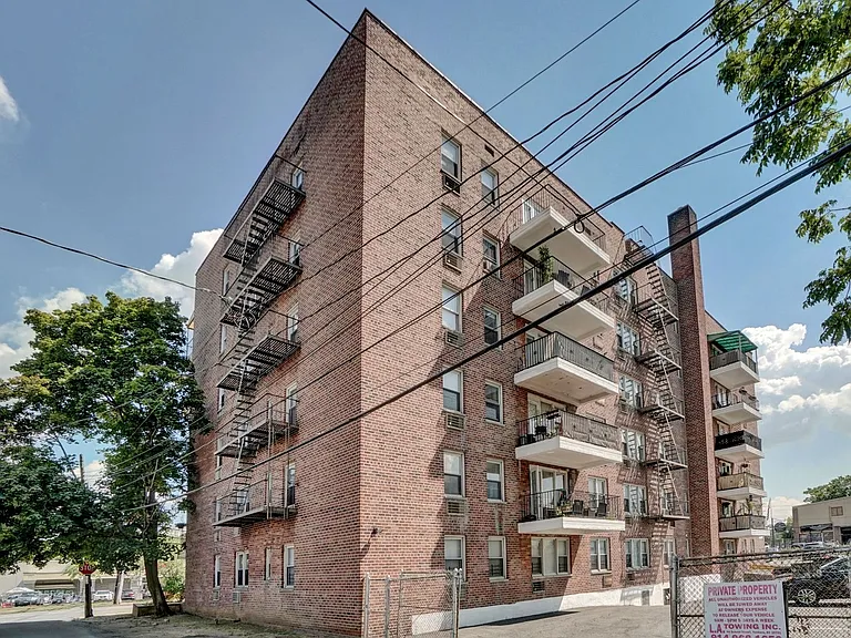 675 McLean Ave — Photo 8