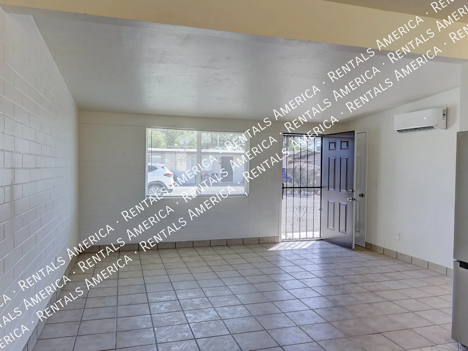 Charming 2 bed/1 bath with W/D hookups and Fenced Yard! — Photo 4