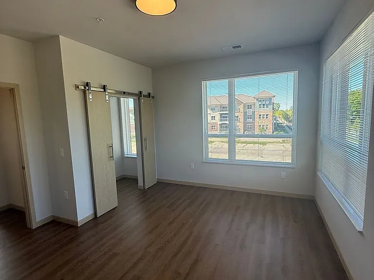Mira Apartments — Photo 94