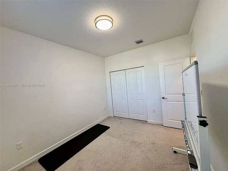1020 SE 26th Ter — Photo 7