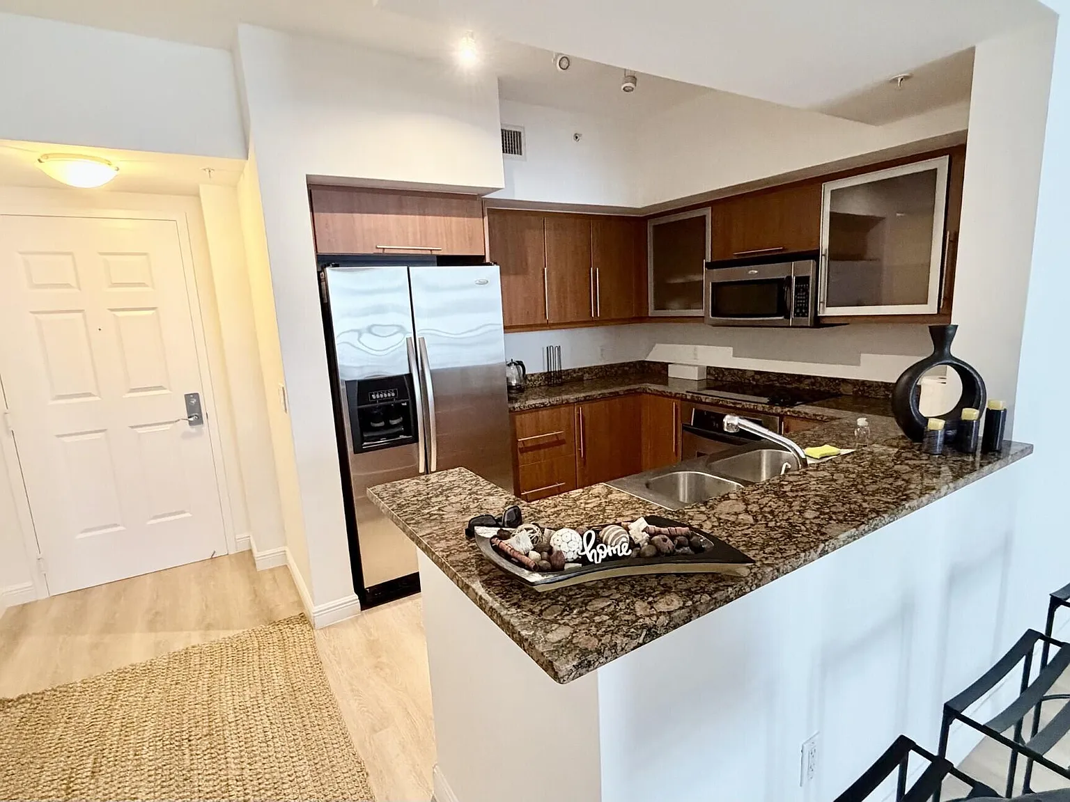 2 bed, 2.0 bath, 1126 sqft, $3,600 — Photo 4