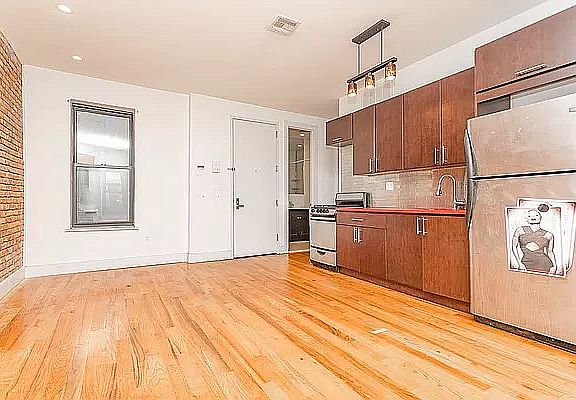 4th image of 477 Park Pl APT 4