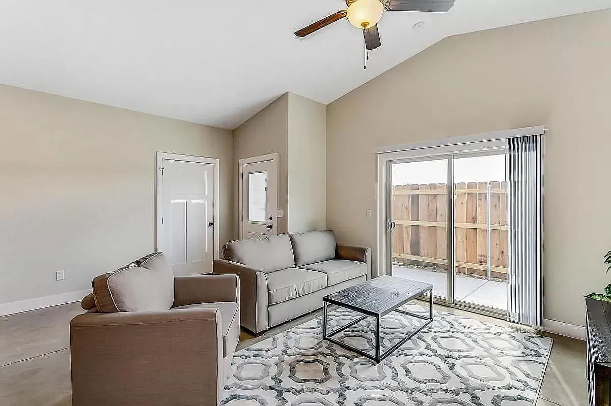 3 bed, 1100 sqft, $1,475 — Photo 2