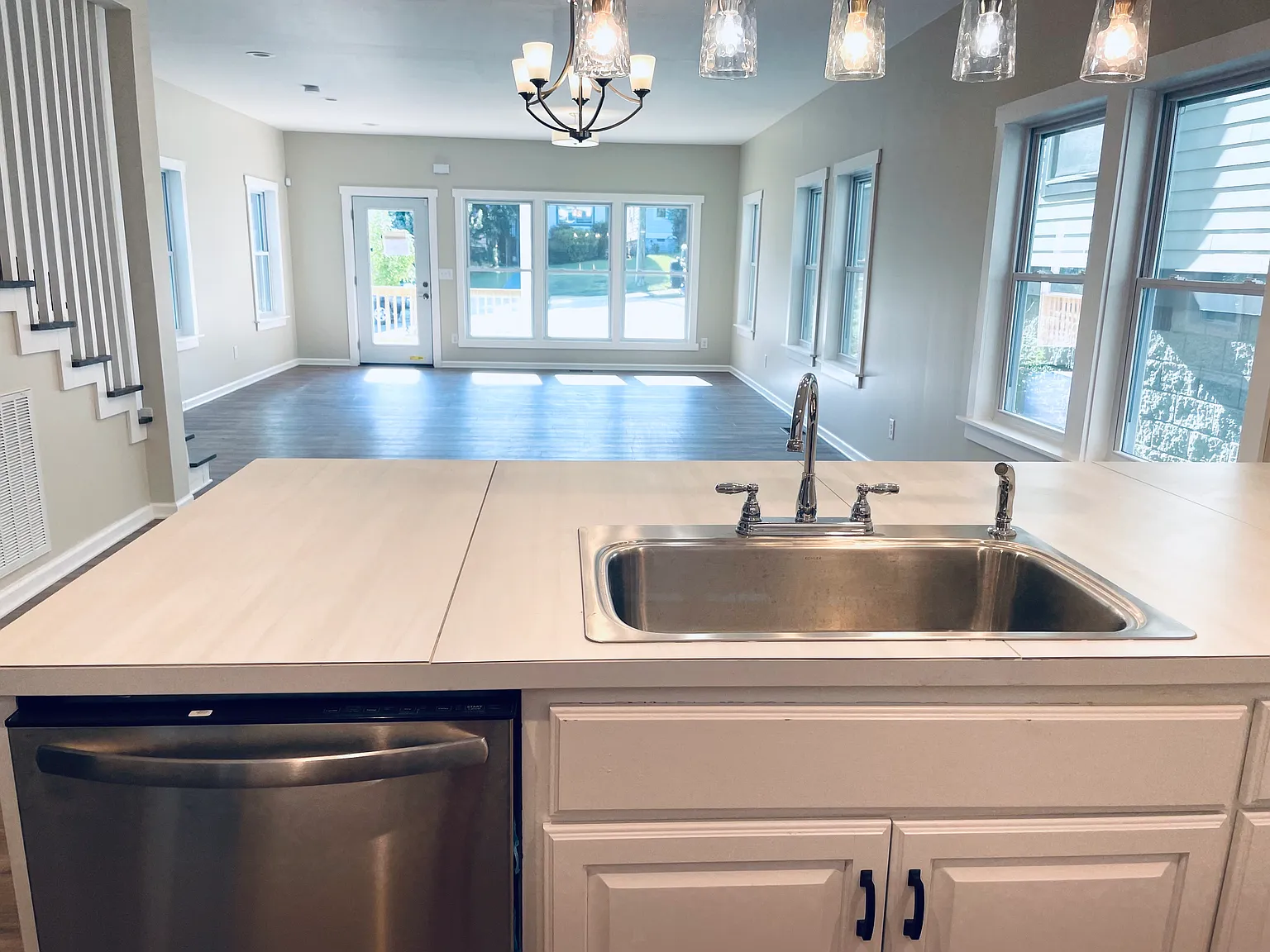 4 bed, 2584 sqft, $3,485 — Photo 4