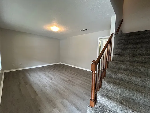 2 bed, 1.5 bath, 1158 sqft, $1,050 — Photo 3