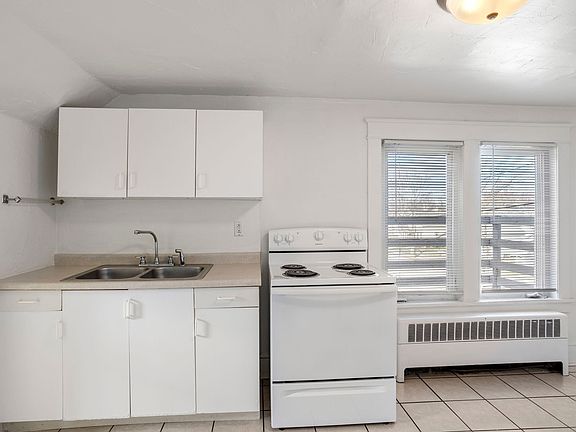 2nd image of 825 Park Ave #1/2