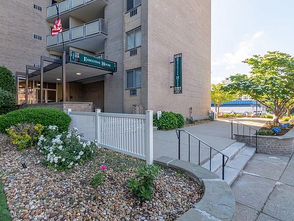 4th image of 1025 Hancock St Unit 13E