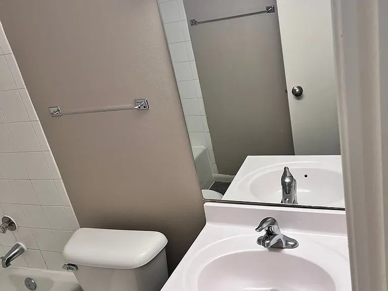 Bristol Square Apartments — Photo 64