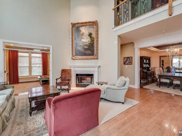 10 Skyview Dr, North Haledon, NJ 07508