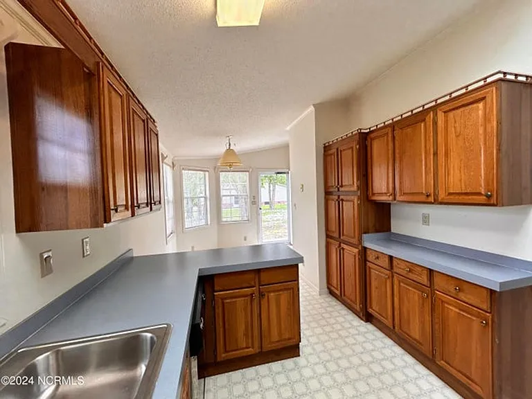 1075 Captains Ct — Photo 13