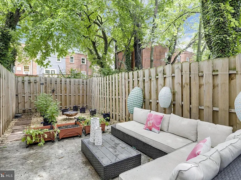 1530 Levis St NE — Photo 2