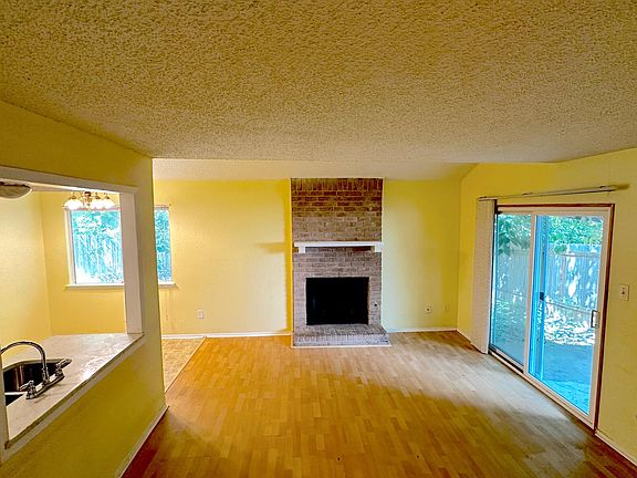 Door to your patio and the backyard. The Fireplace works with natual gas.