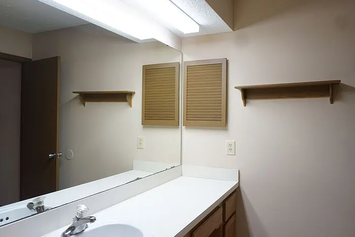 5558 Bennington Dr — Photo 8