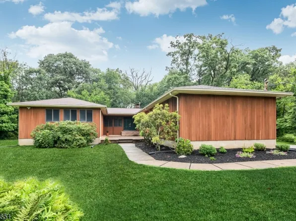 8 Cutlass Rd, Kinnelon Boro, NJ 07405