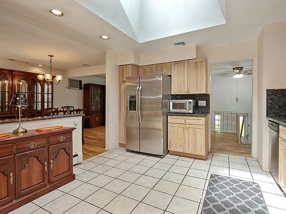 4th image of 2596 Gregory St