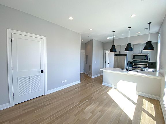 2nd image of 1048 W Cornelia Ave #402