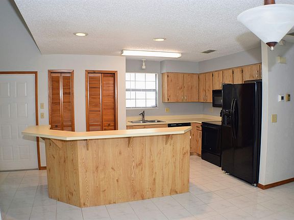 3rd image of 6202 Sequoia Dr