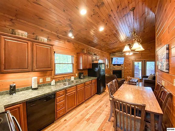 3rd image of 860 Great Smoky Way