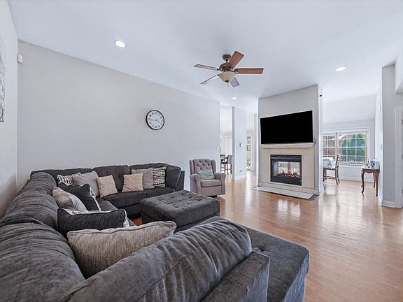 3rd image of 315 Louisa St N