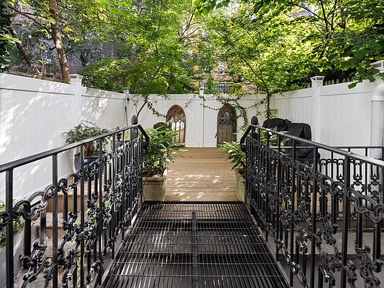 446 W 22nd St #GARDEN — Photo 7