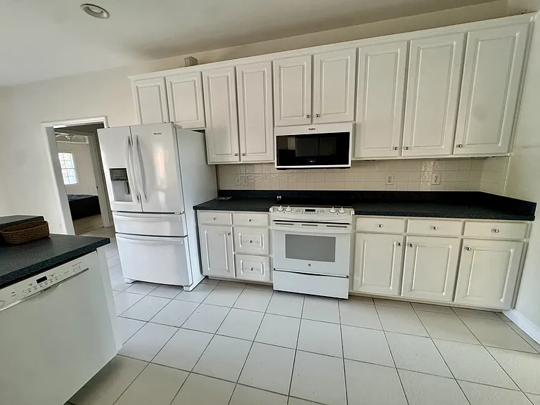 513 Alexis Dr — Photo 10