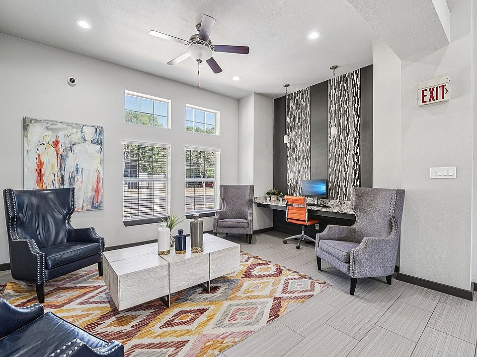 Modern Leasing Office with Warm Ambiance in Waco, TX